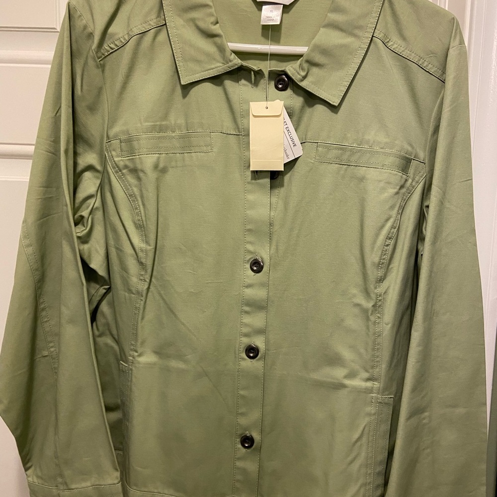 belt / removable liner. Like new,Pocket on each side lower half of jacket.